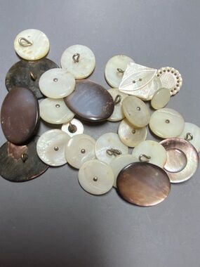Vintage mother of pearl Button lot (25)